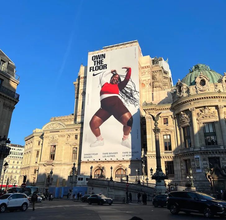 耐克挂在巴黎歌剧院外的广告