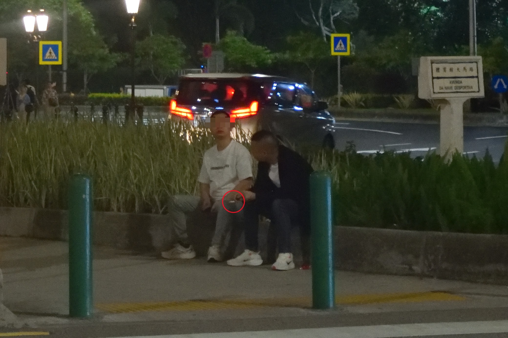 美高梅旁高架路底的烟人