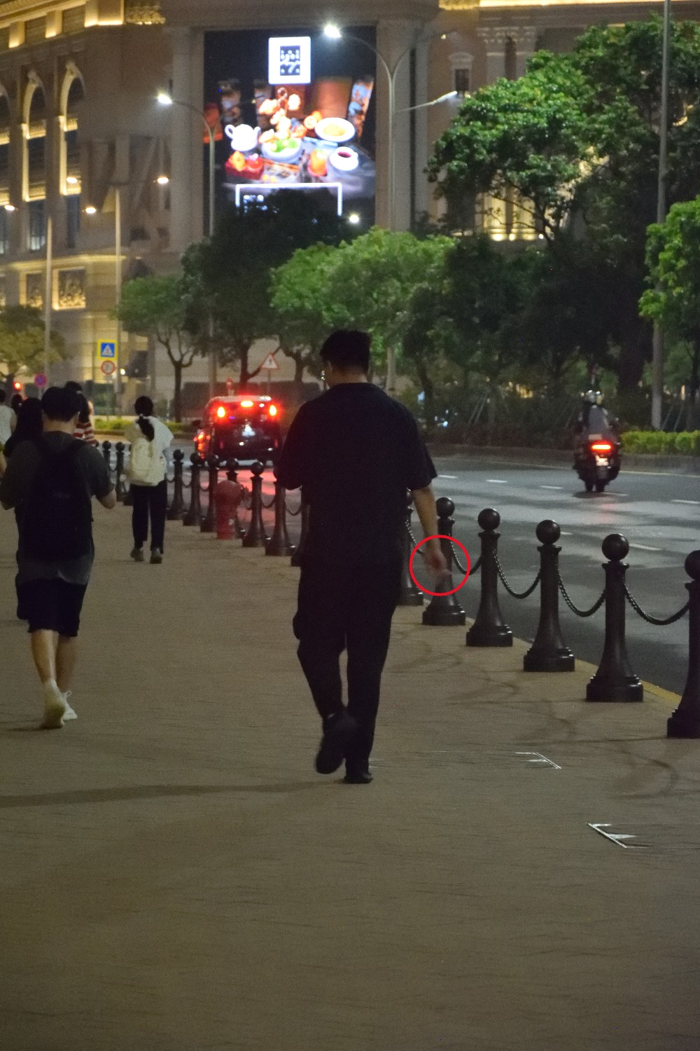 上葡京附近人行道上的烟人
