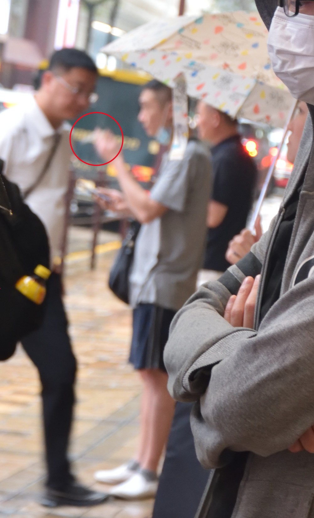海港城出入口的烟人