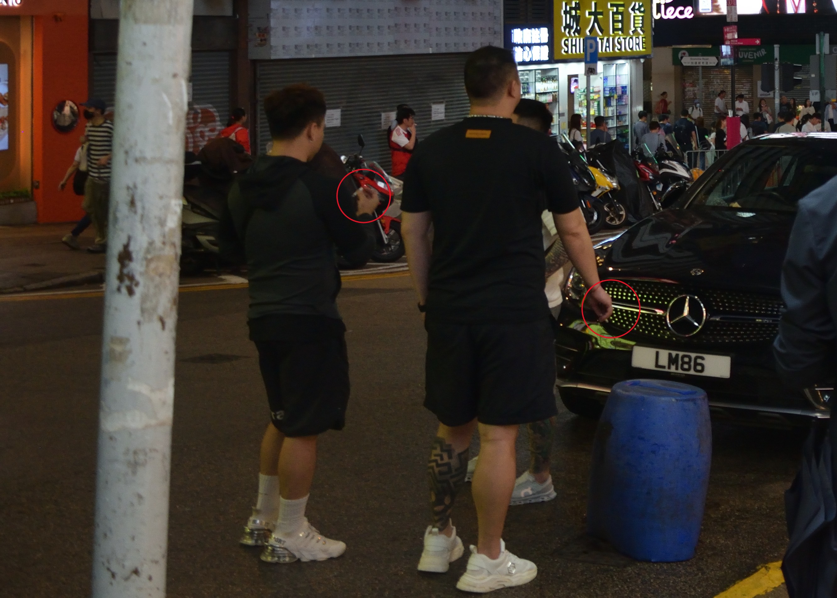 尖沙咀附近街道的烟人