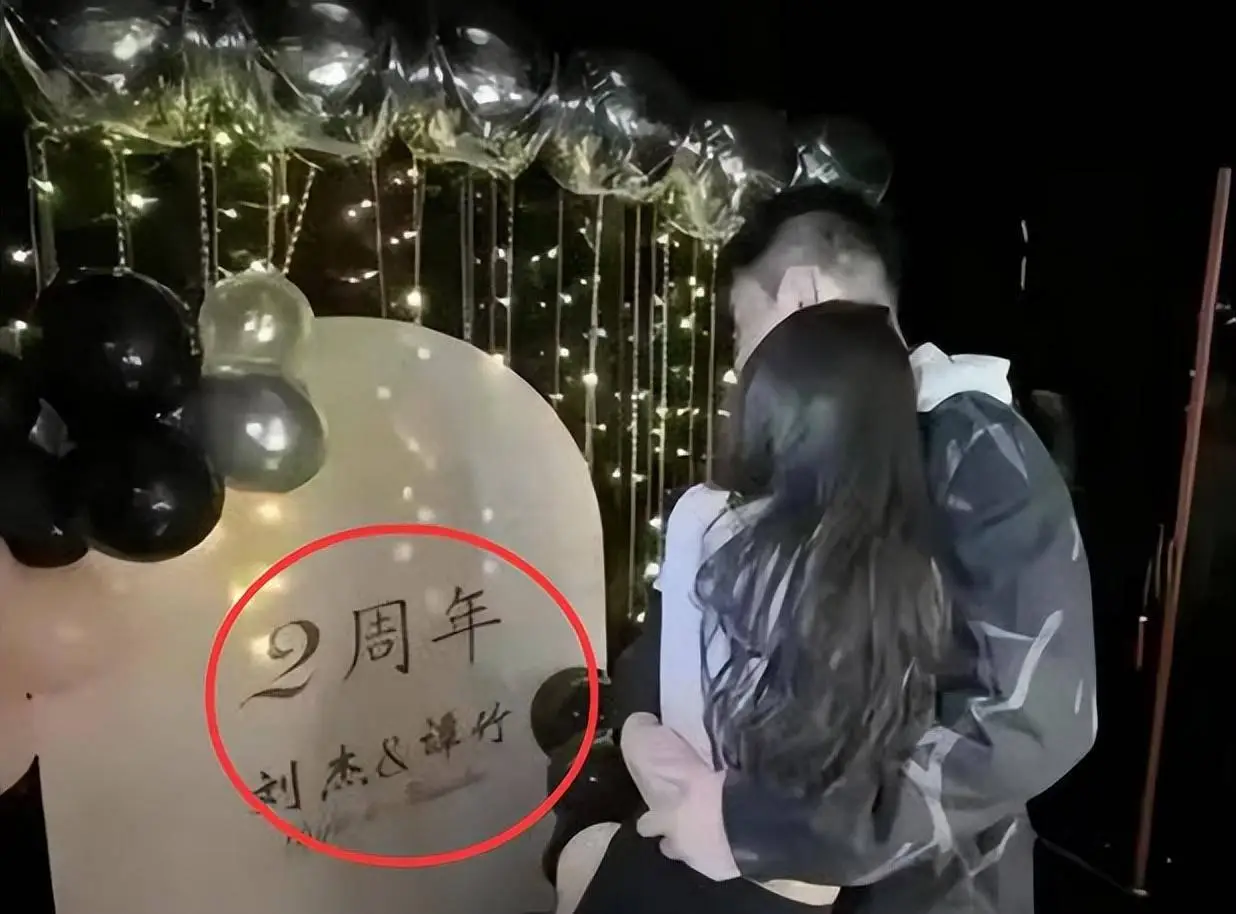 视频中刘杰和谭竹两周年的朋友圈照片